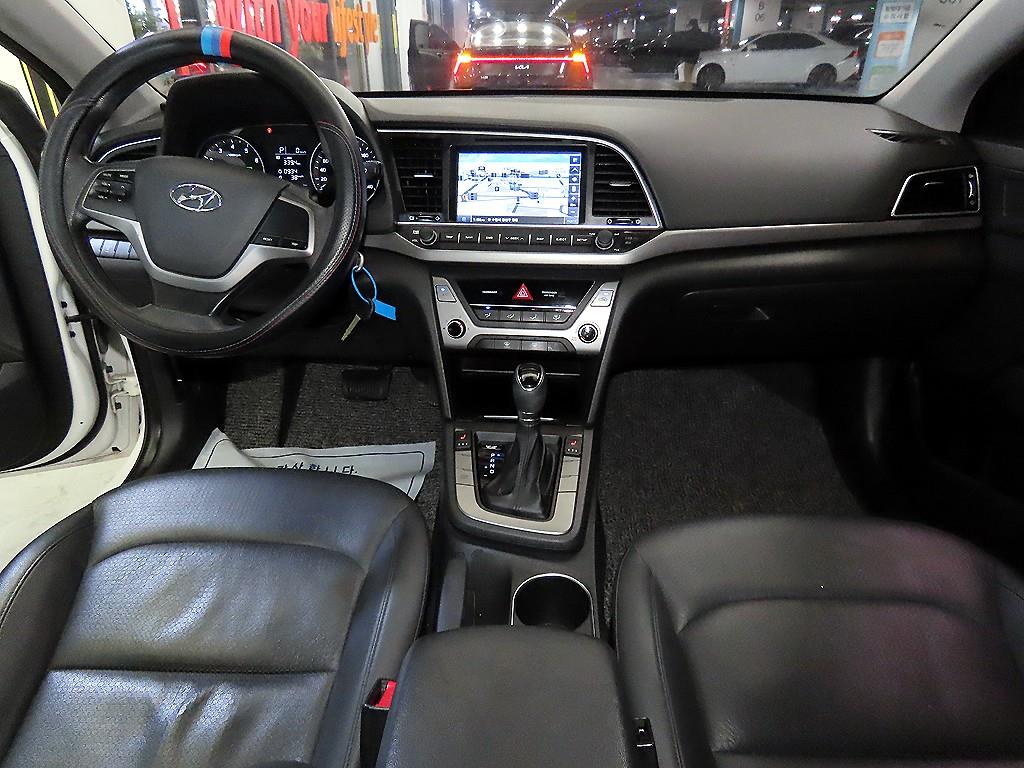 HYUNDAI Avante - Vista 10