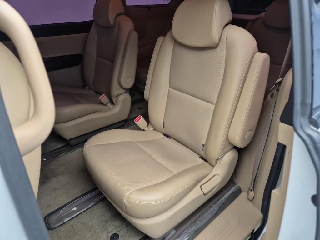 KIA Carnival - Vista 12