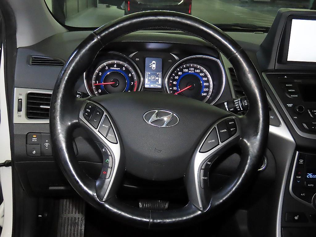 HYUNDAI Avante - Vista 8