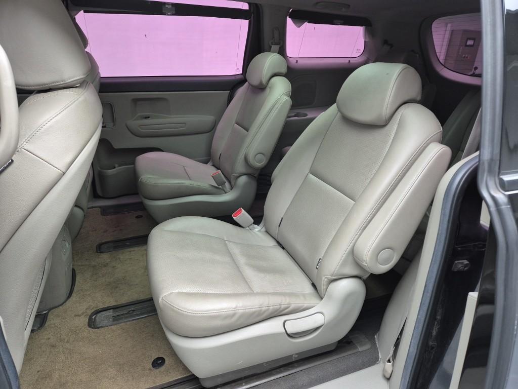KIA Carnival - Vista 12