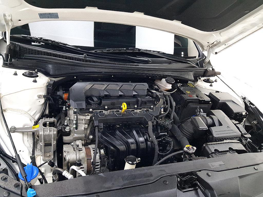 HYUNDAI Avante - Vista 5