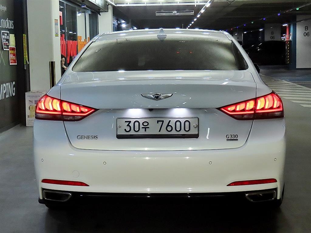 HYUNDAI Genesis - Vista 5