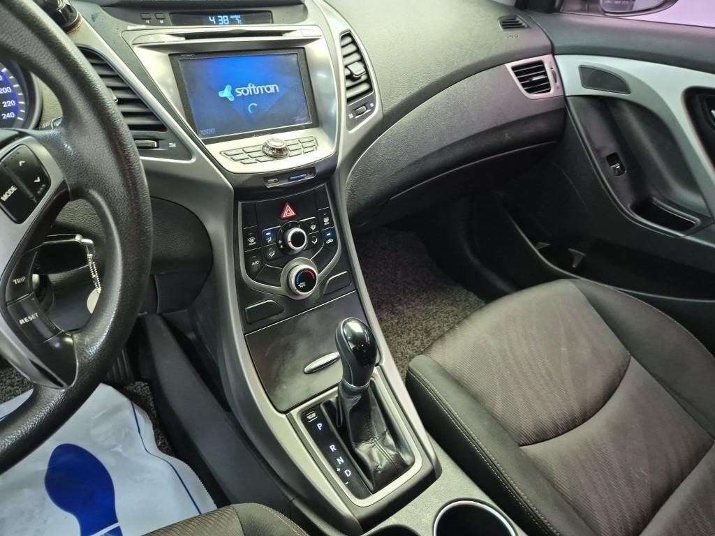 HYUNDAI Avante - Vista 12