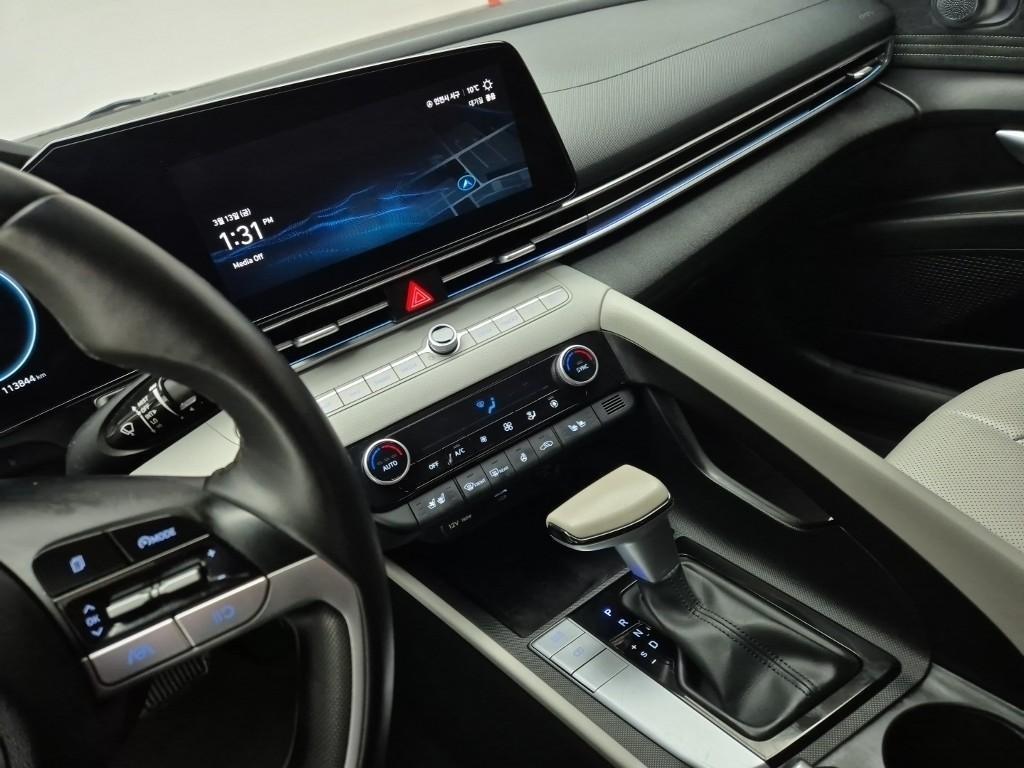 HYUNDAI Avante - Vista 10