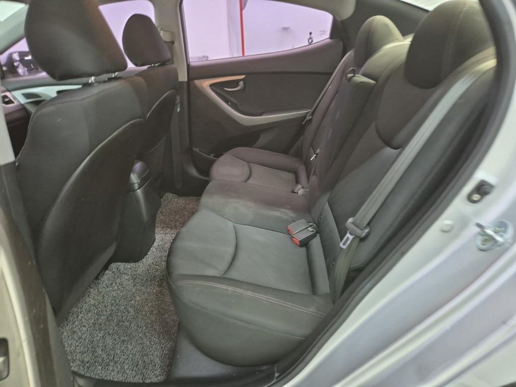 HYUNDAI Avante - Vista 10