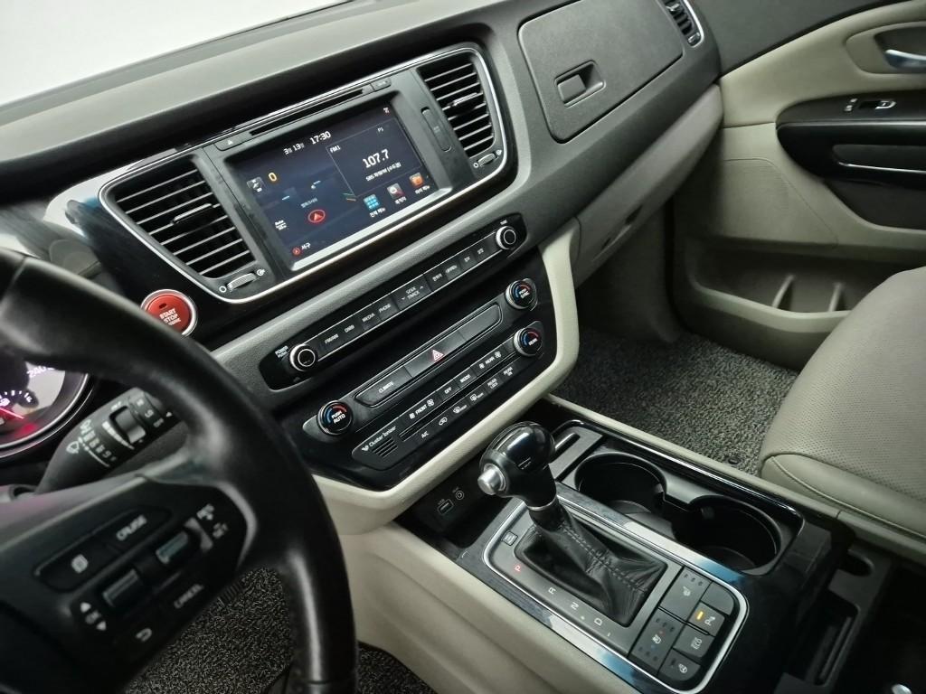 KIA Carnival - Vista 10
