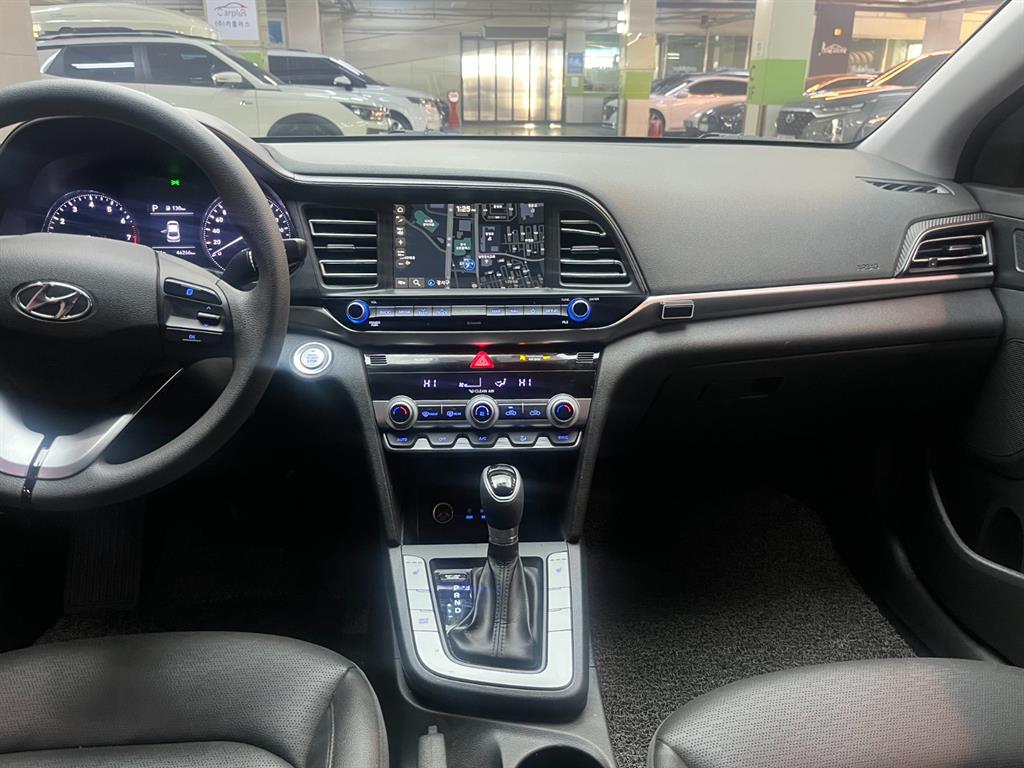 HYUNDAI Avante - Vista 5