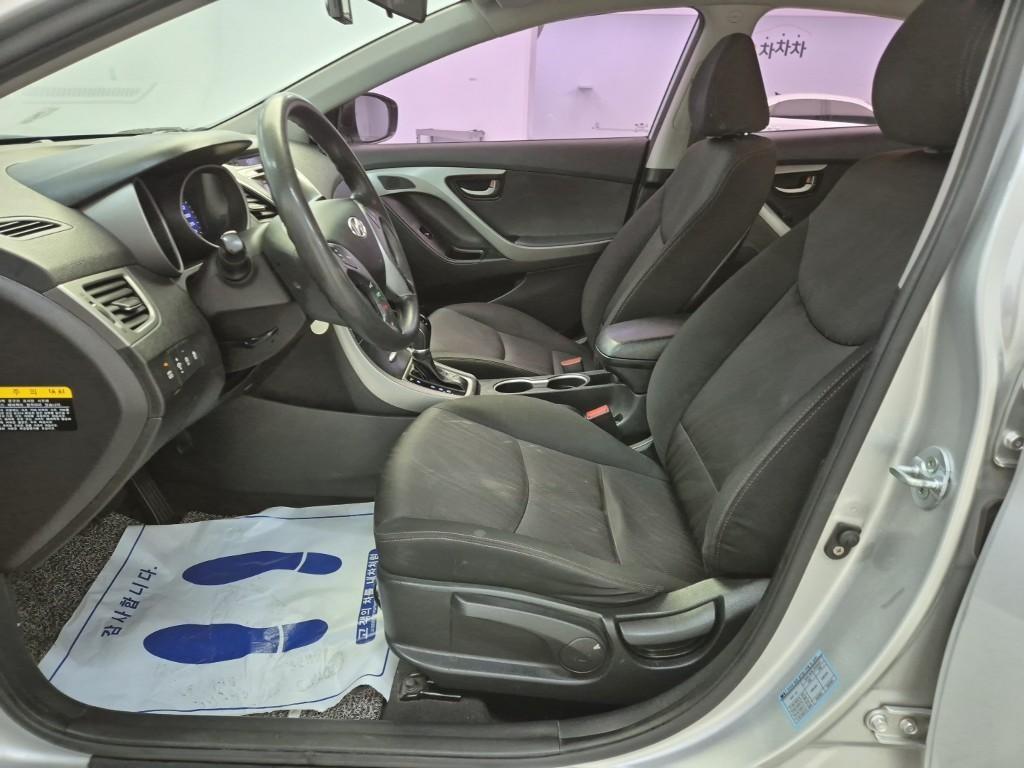 HYUNDAI Avante - Vista 9