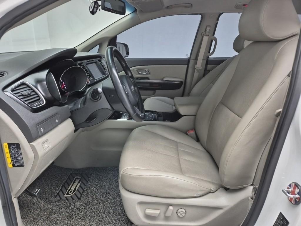 KIA Carnival - Vista 11