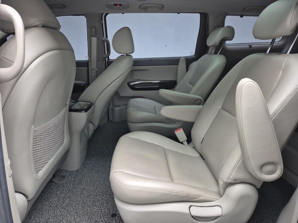 KIA Carnival - Vista 12