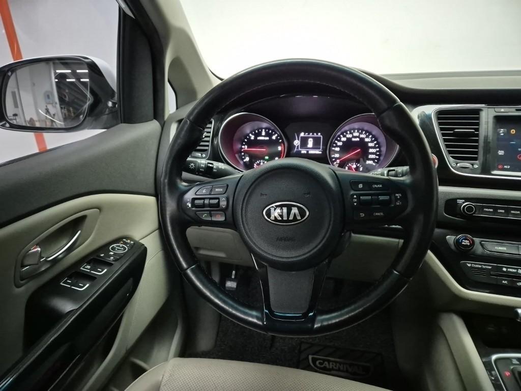 KIA Carnival - Vista 9