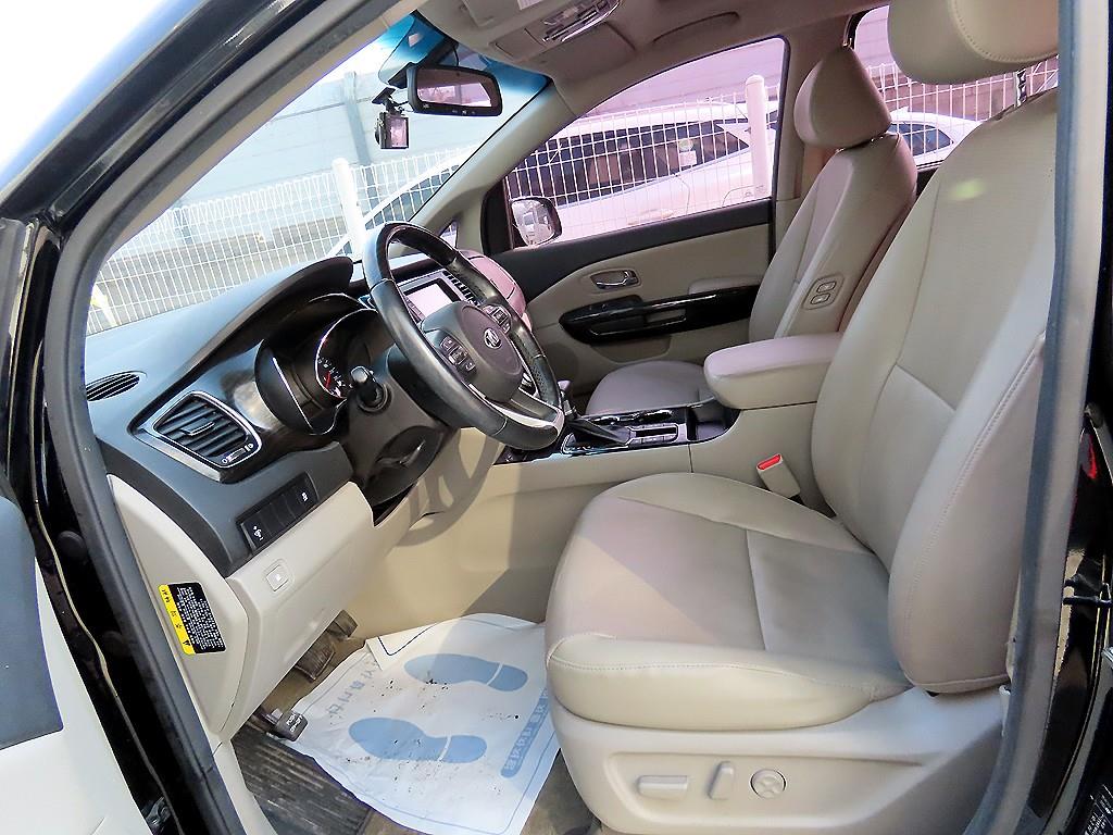 KIA Carnival - Vista 5