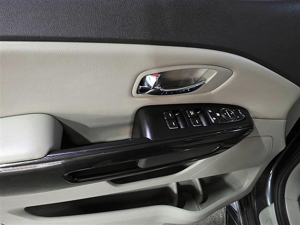 KIA Carnival - Vista 12