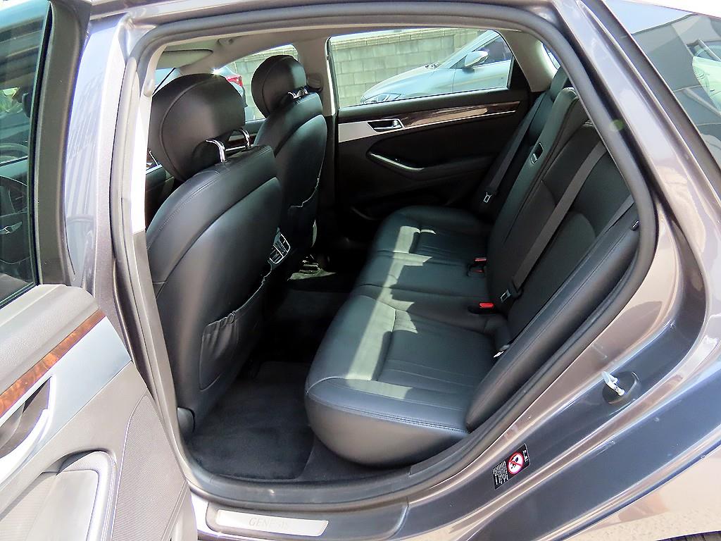 HYUNDAI Genesis - Vista 6