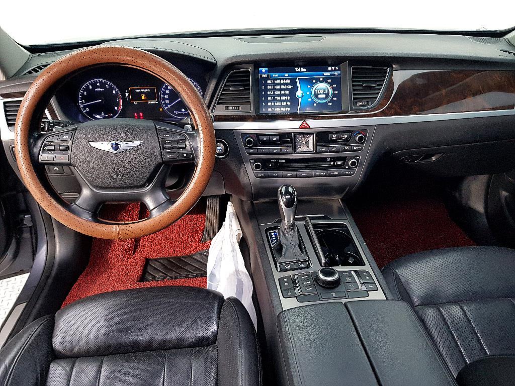 HYUNDAI Genesis - Vista 5