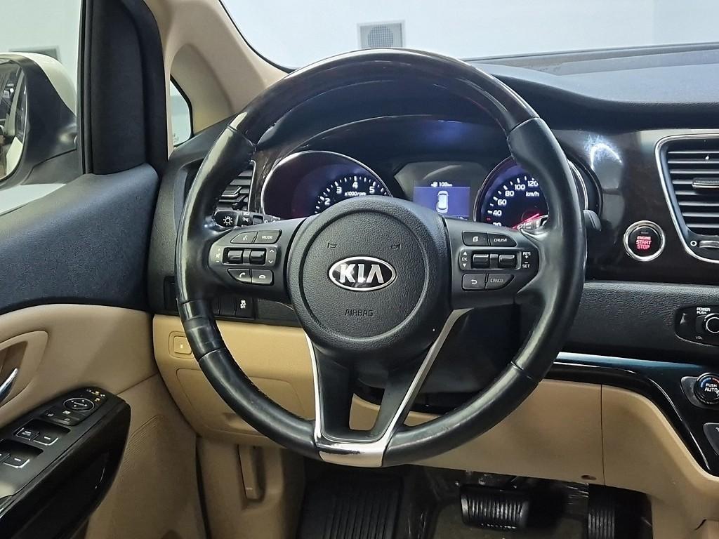 KIA Carnival - Vista 11
