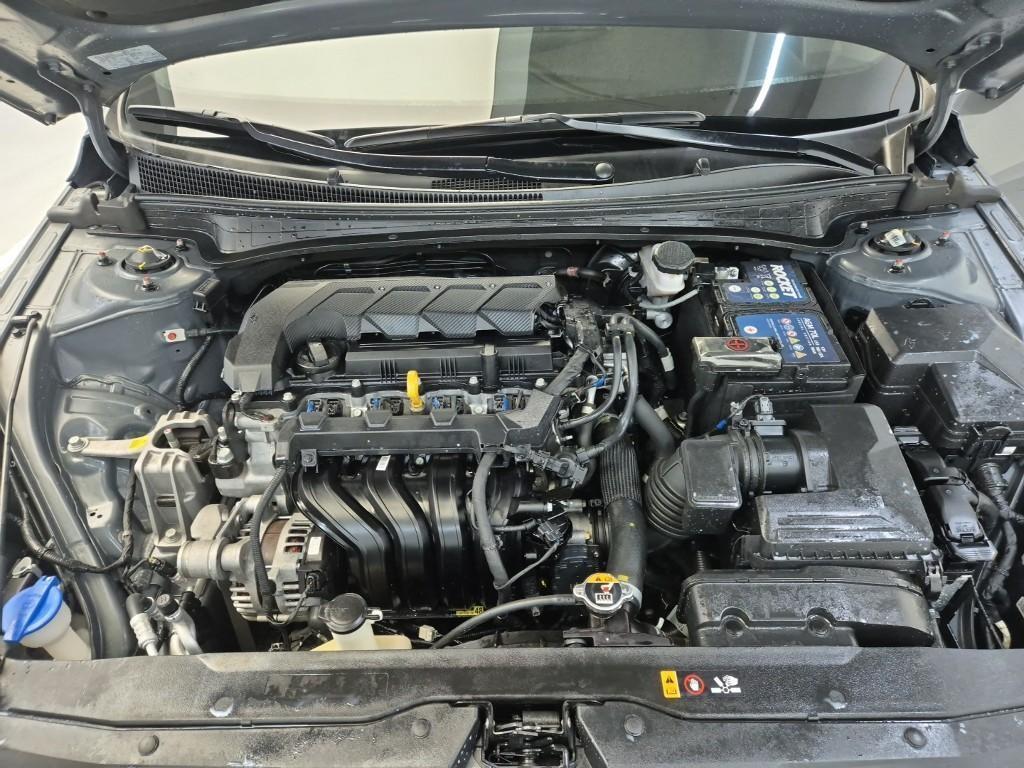 HYUNDAI Avante - Vista 5