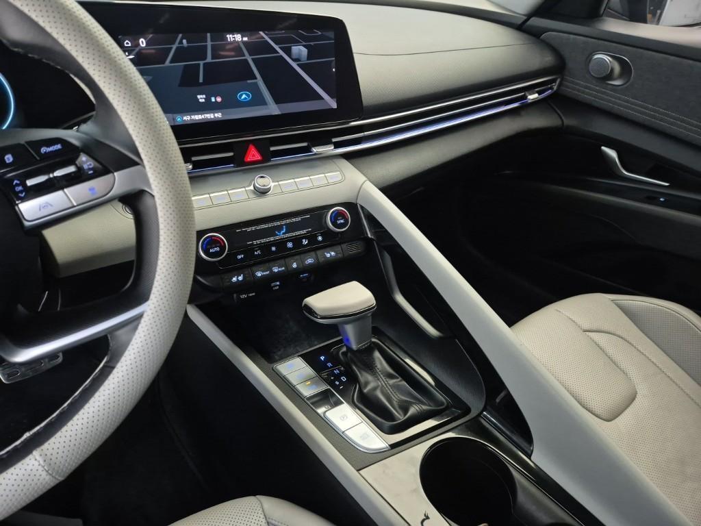 HYUNDAI Avante - Vista 10