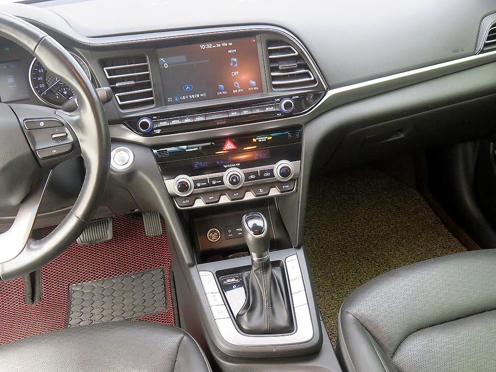 HYUNDAI Avante - Vista 9