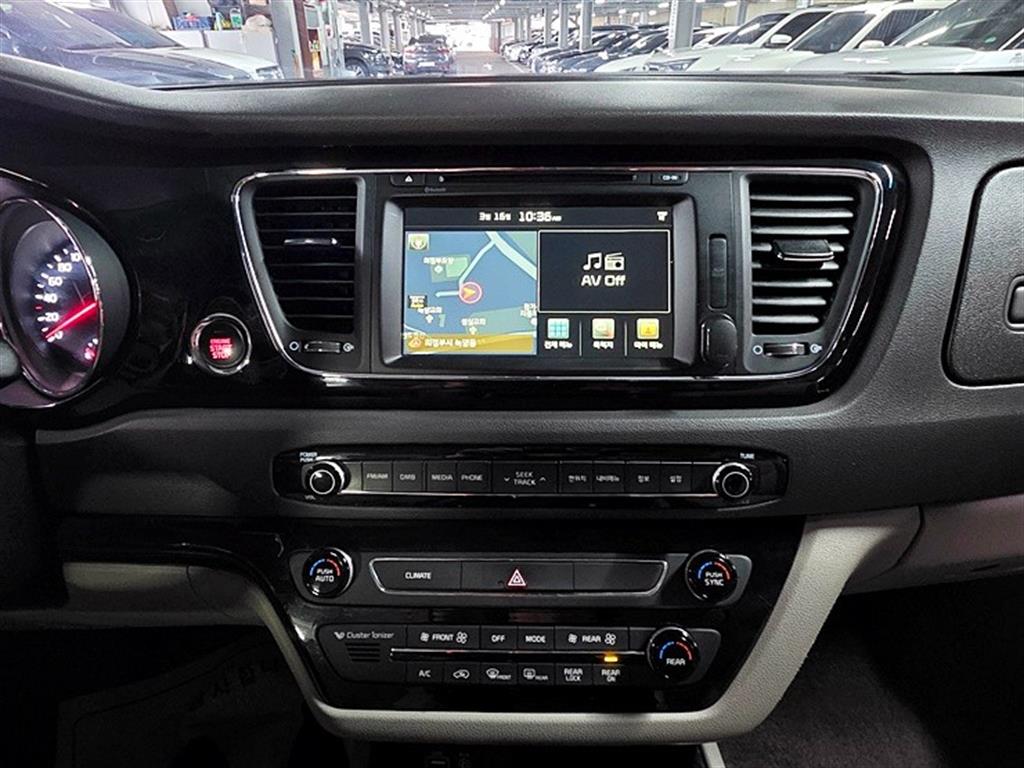 KIA Carnival - Vista 11