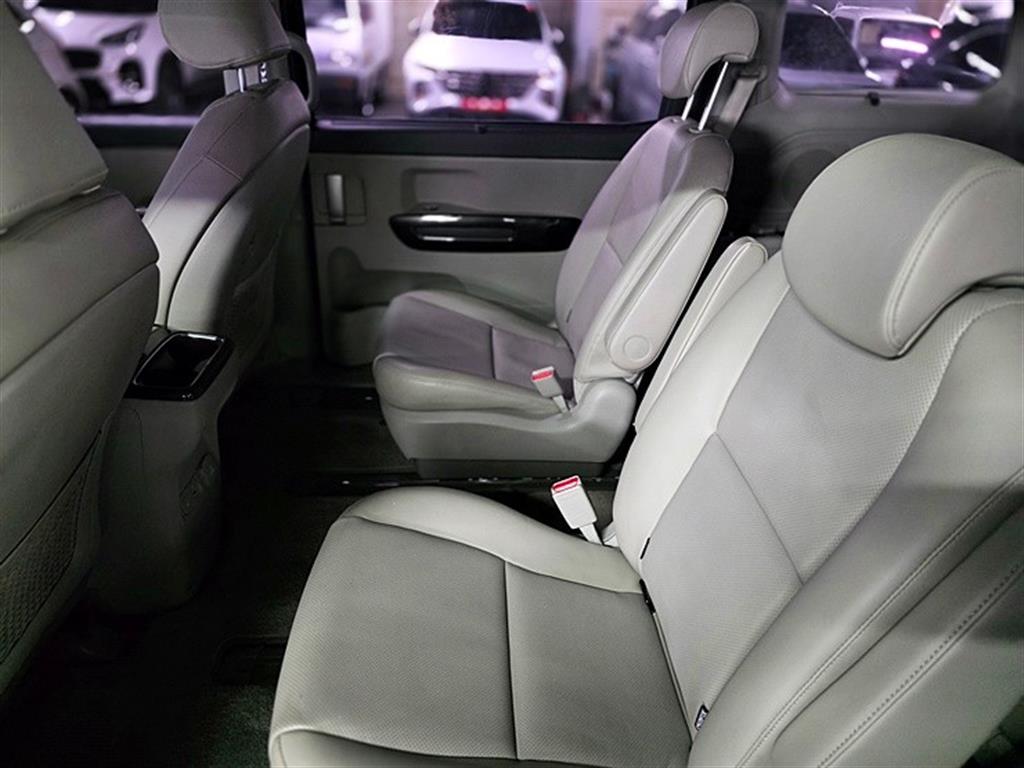 KIA Carnival - Vista 7