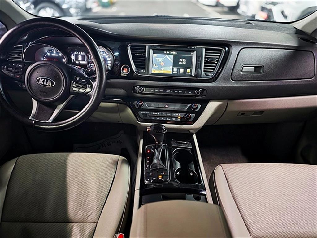 KIA Carnival - Vista 5