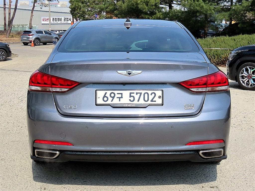 HYUNDAI Genesis - Vista 4