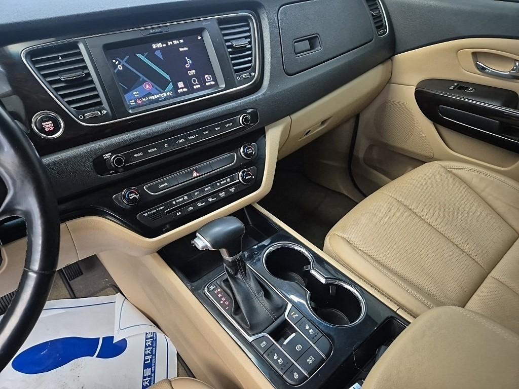 KIA Carnival - Vista 9