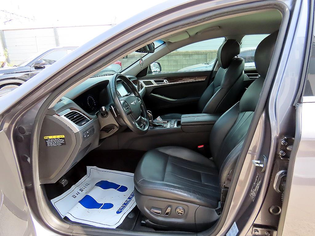 HYUNDAI Genesis - Vista 5