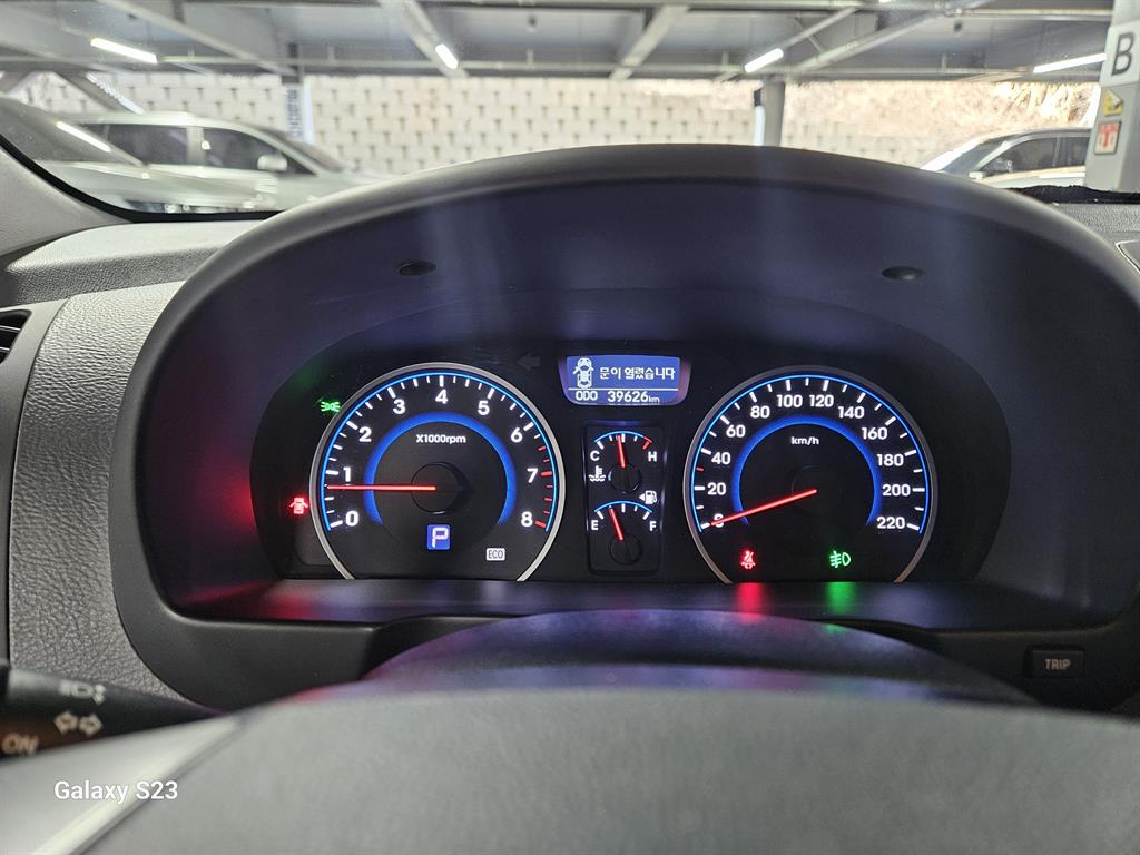 HYUNDAI Avante - Vista 9