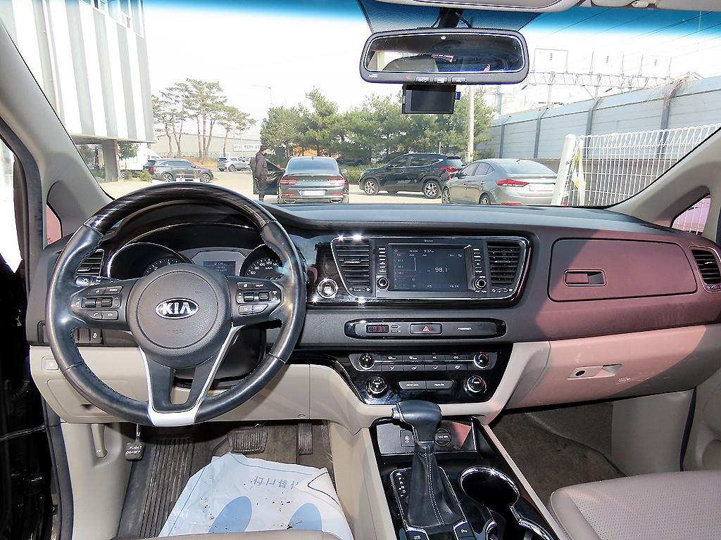 KIA Carnival - Vista 8