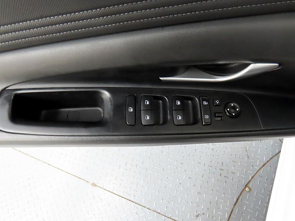 HYUNDAI Avante - Vista 12