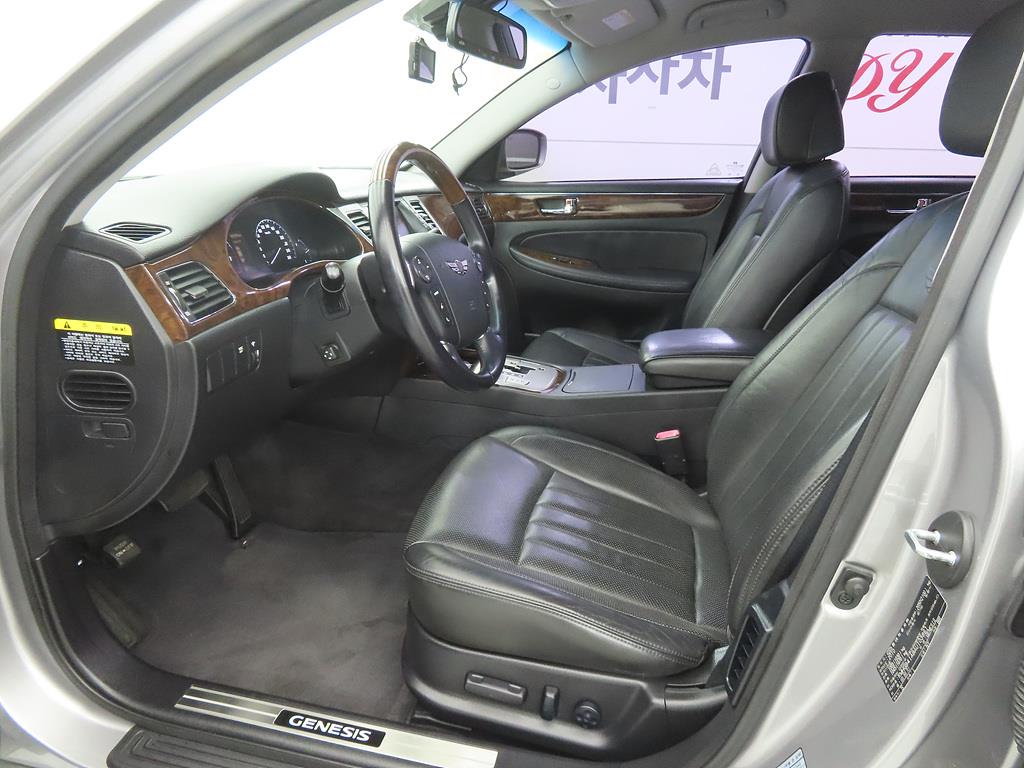 HYUNDAI Genesis - Vista 5