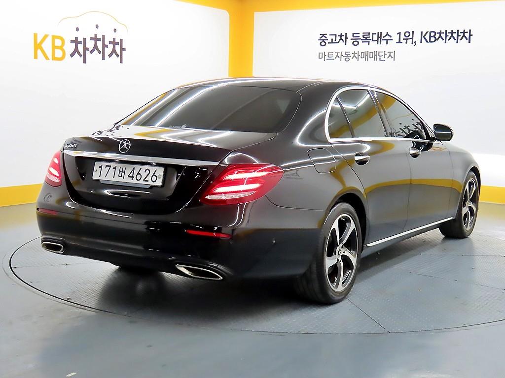 Mercedes Benz E class - Vista 4