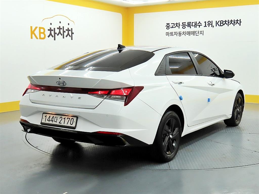 HYUNDAI Avante - Vista 5