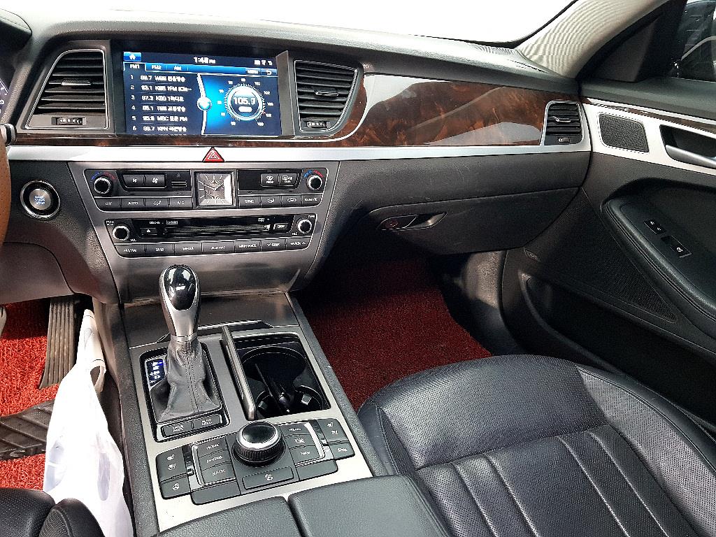 HYUNDAI Genesis - Vista 10