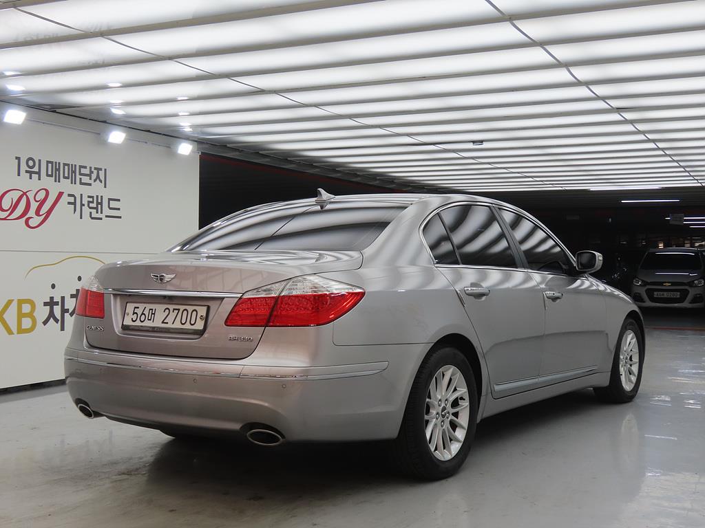 HYUNDAI Genesis - Vista 4