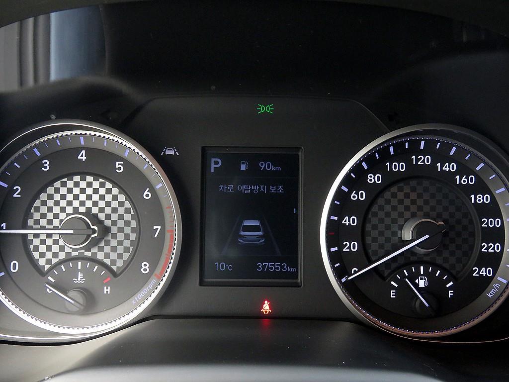 HYUNDAI Avante - Vista 10