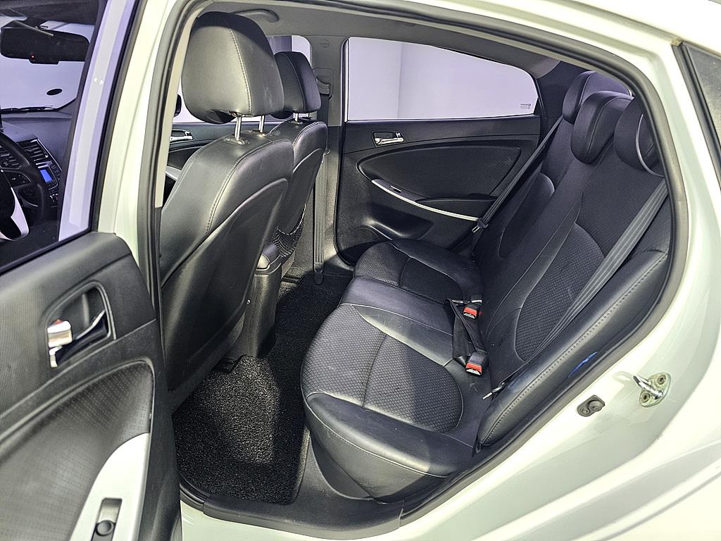 HYUNDAI Accent - Vista 9