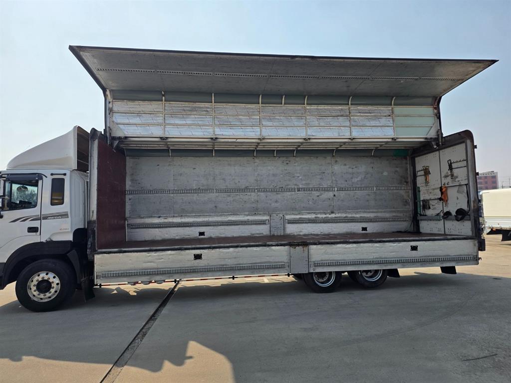 medium and large cargo truck - Vista 6