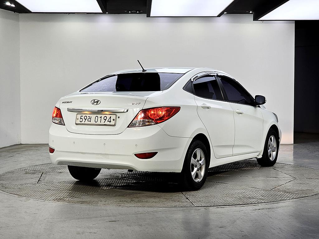 HYUNDAI Accent - Vista 4