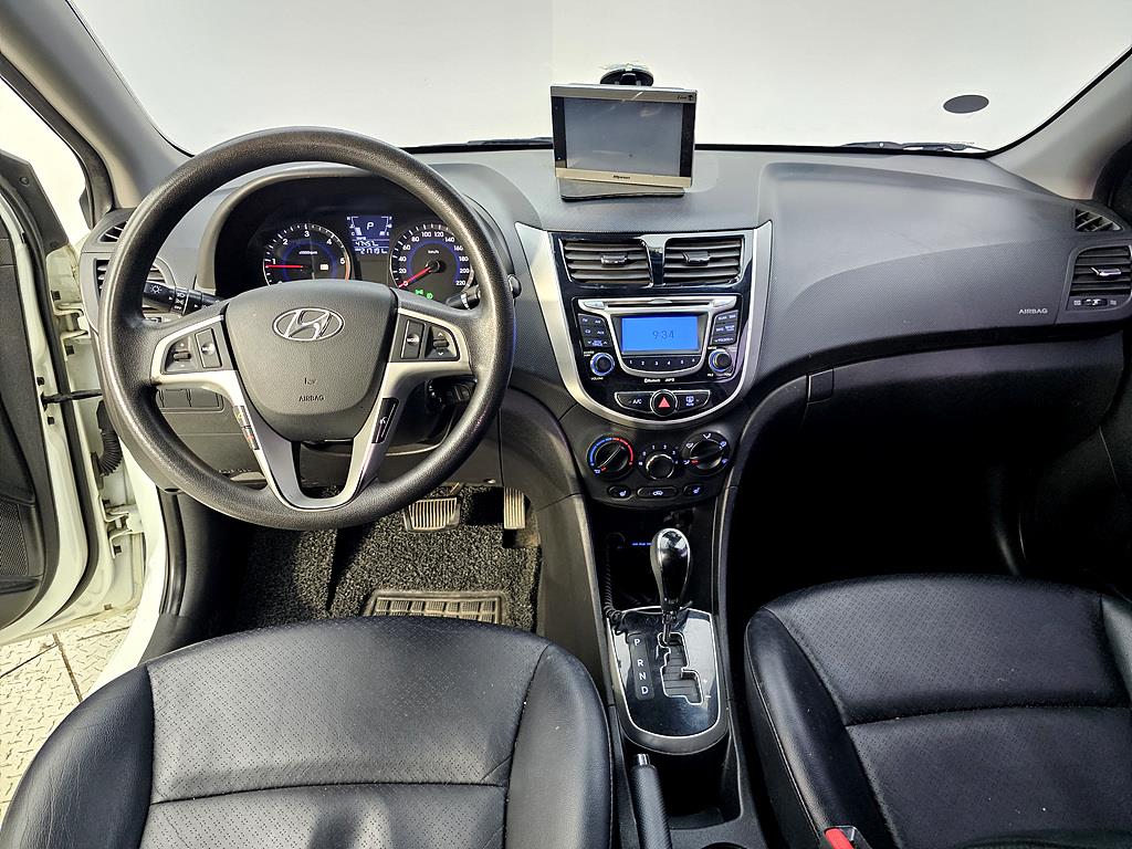 HYUNDAI Accent - Vista 5
