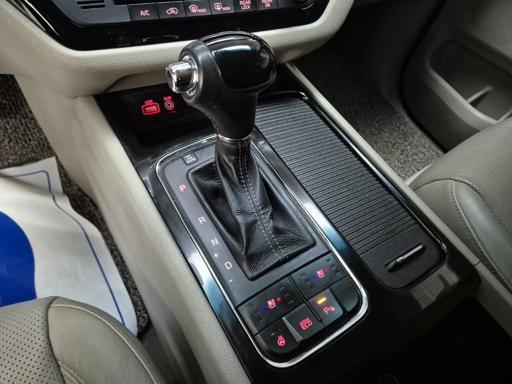 KIA Carnival - Vista 8