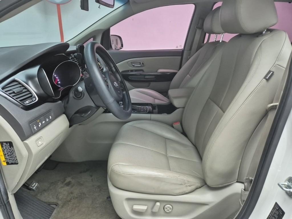 KIA Carnival - Vista 11