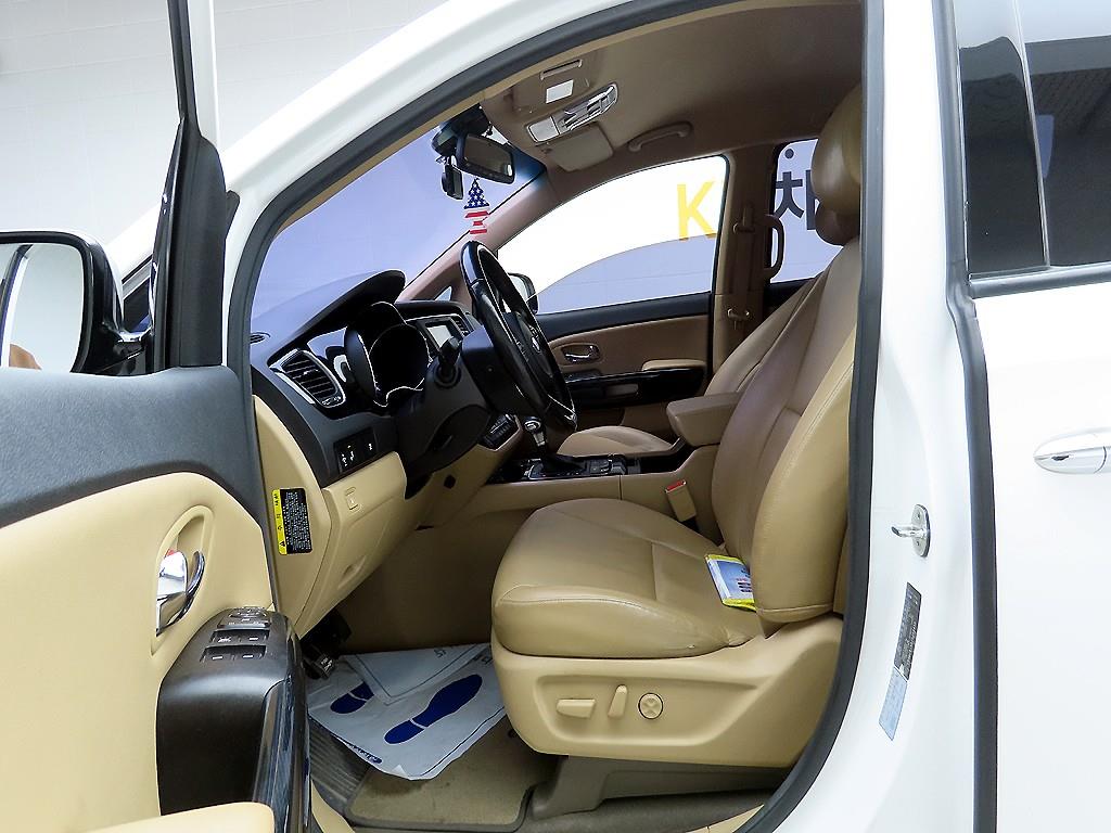 KIA Carnival - Vista 12