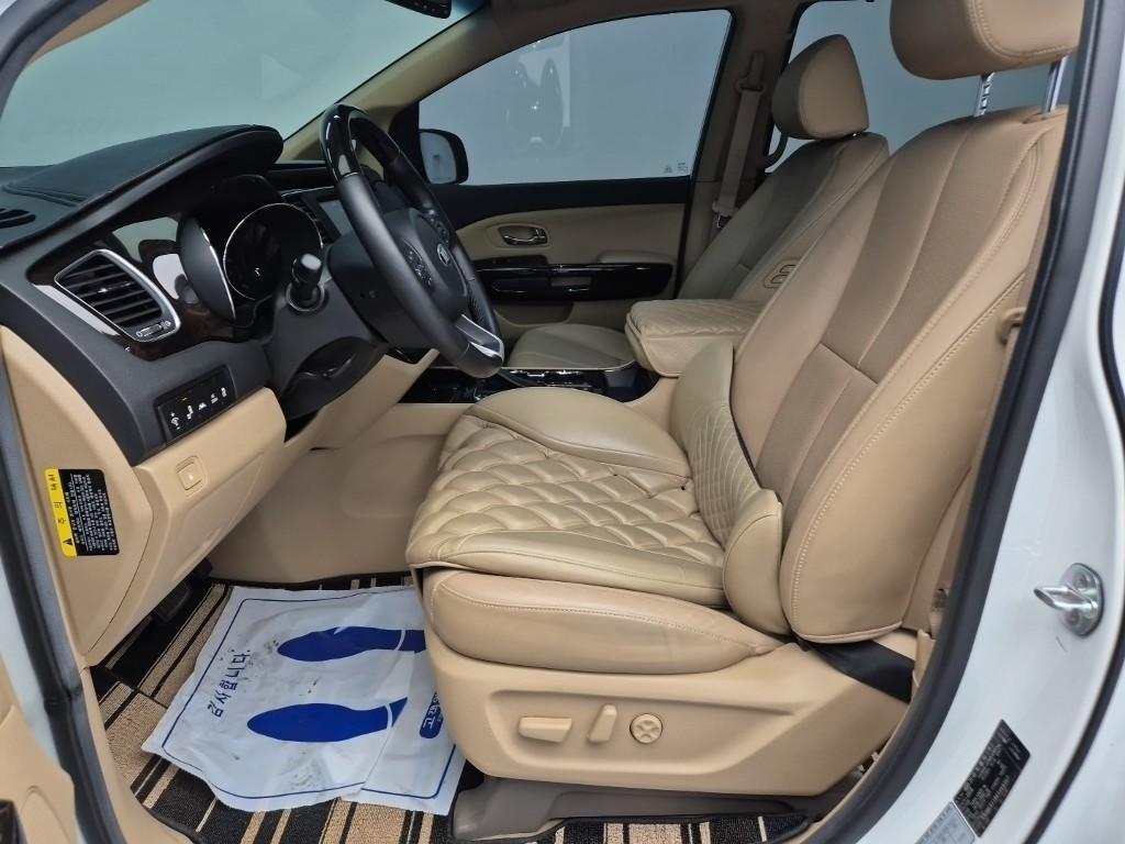 KIA Carnival - Vista 11