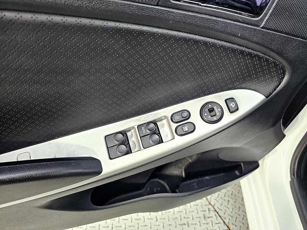 HYUNDAI Accent - Vista 12