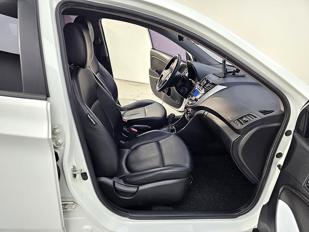 HYUNDAI Accent - Vista 11