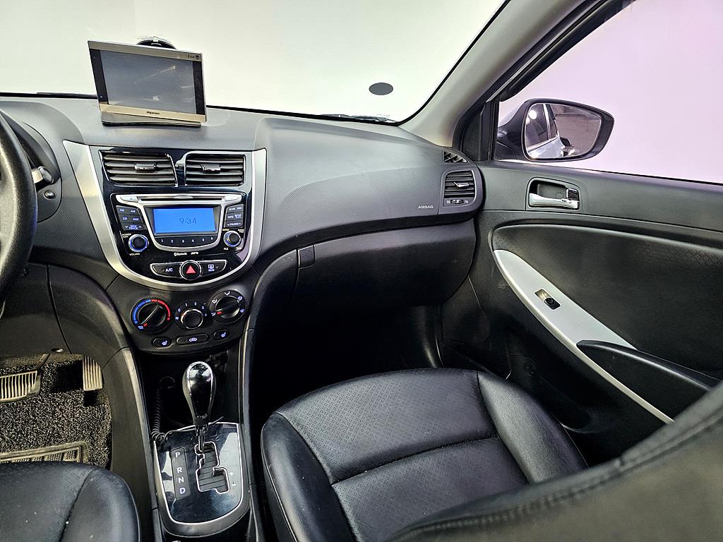 HYUNDAI Accent - Vista 10