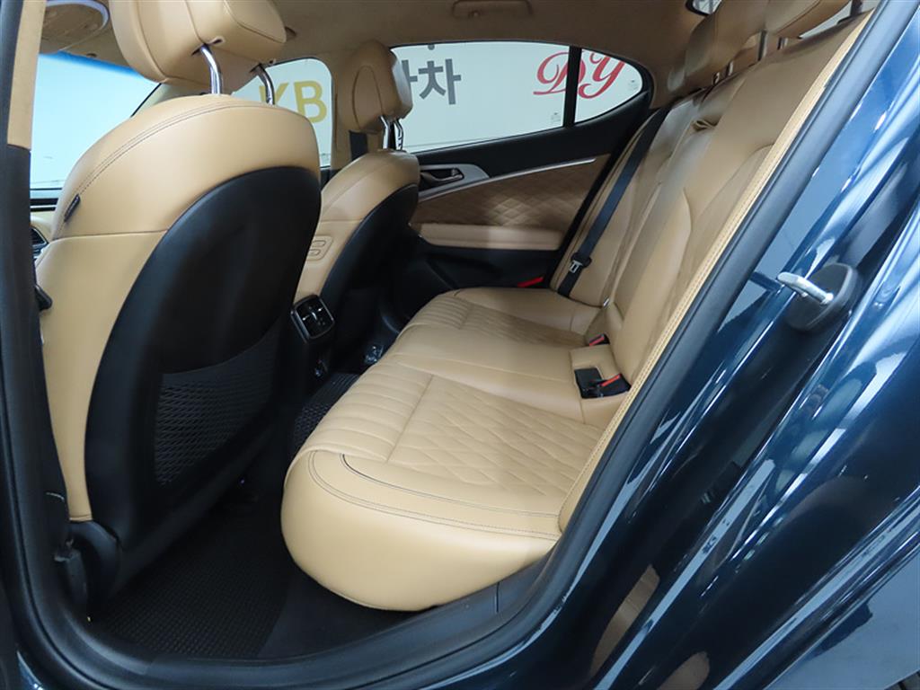 Genesis G70 - Vista 6